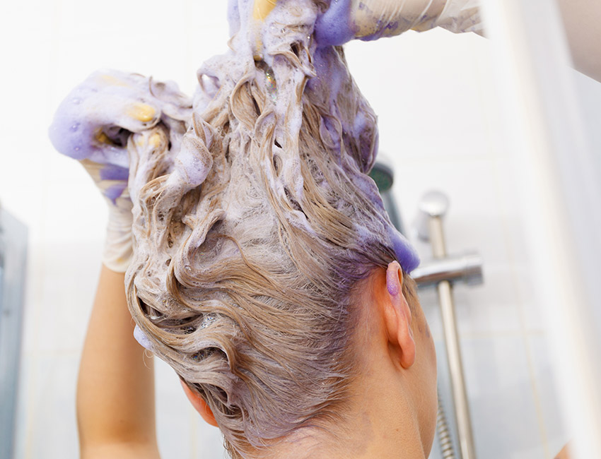Come si usa lo shampoo antigiallo